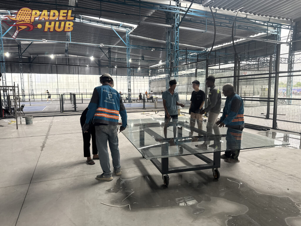 Padel Hub lắp đặt kinh cường lực