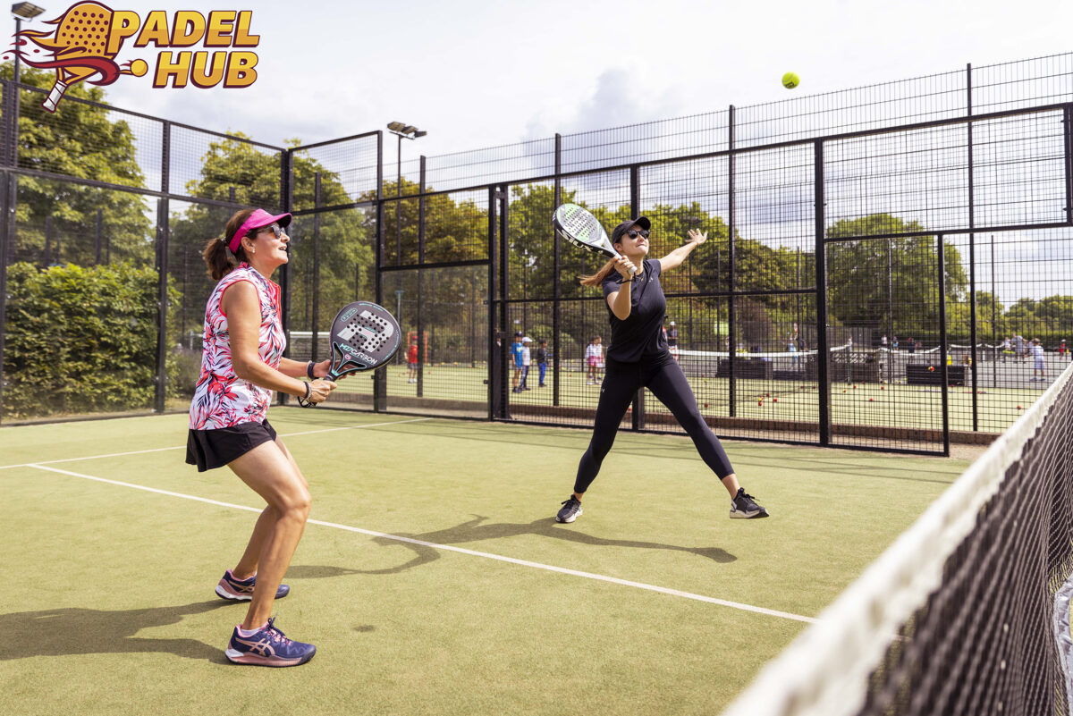 Đánh bóng padel đôi nên có những chiến lược để phối hợp nhịp nhàng với đồng đội