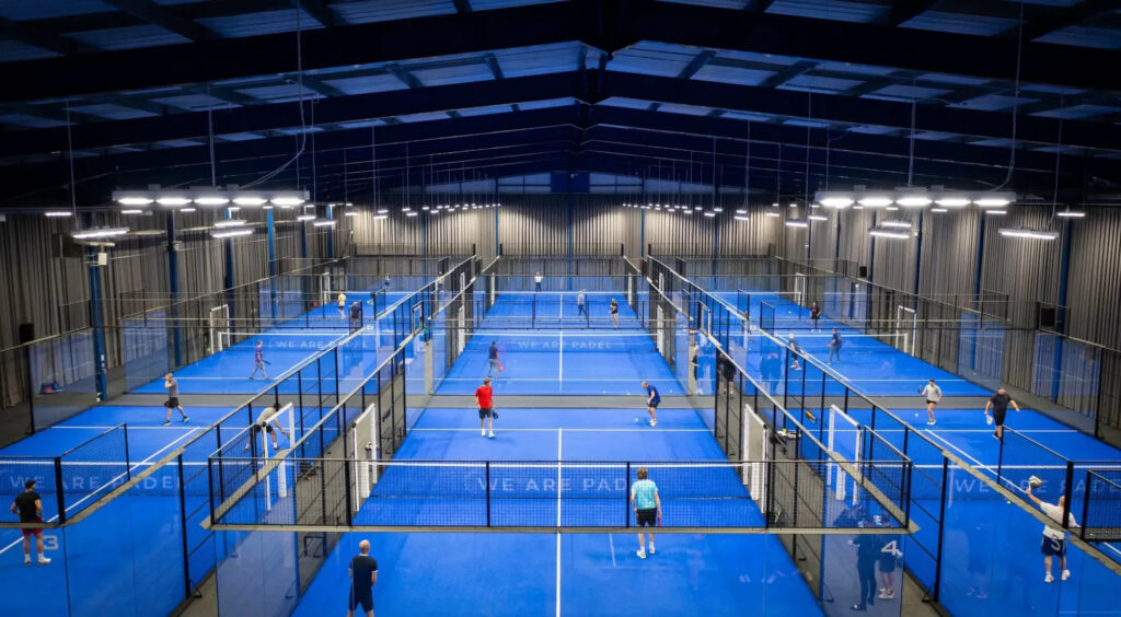 Sân Padel nhỏ hơn tennis, hình chữ nhật, có tường kính bao quanh