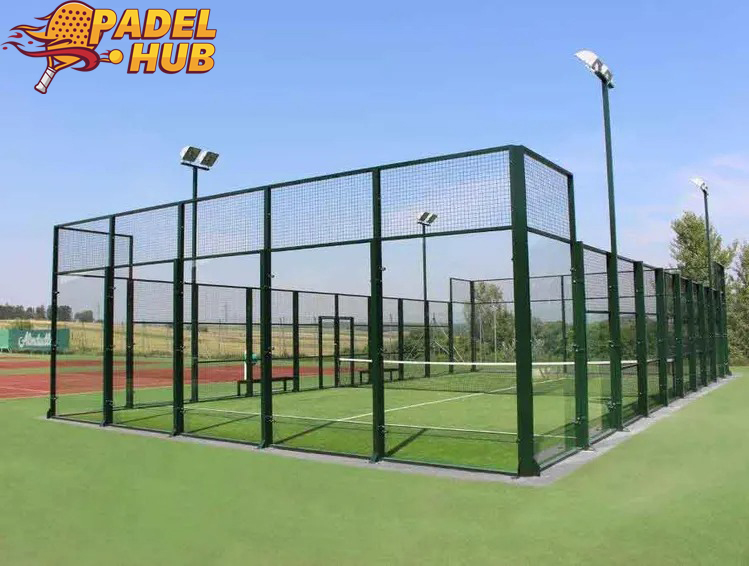 Tường kính sân padel mà là một phần chiến thuật của trận đấu