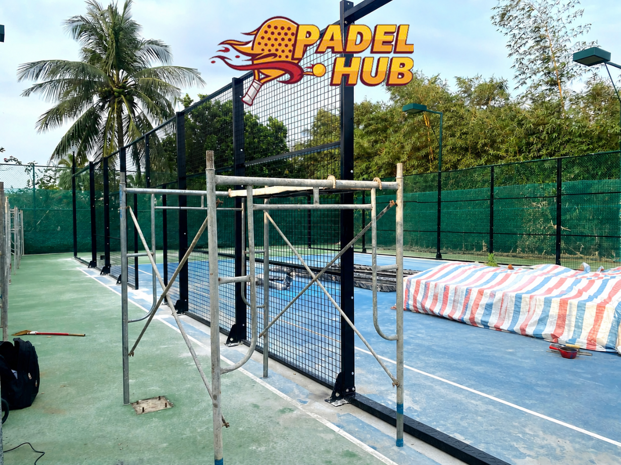 Thi công lắp đặt hàng rào lưới thép và hệ thống khung bảo vệ sân Padel.