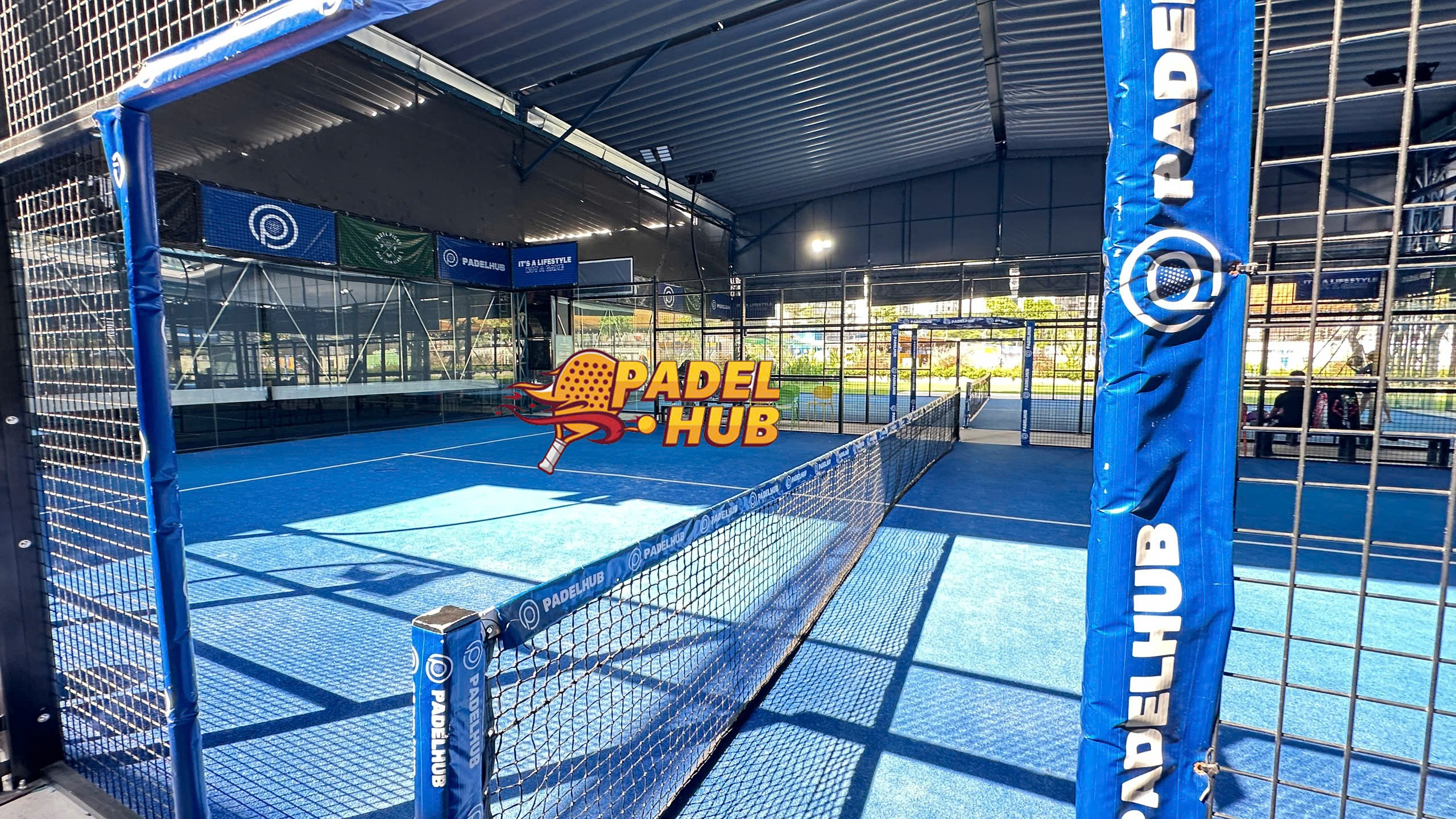 Thi công sân Padel trọn gói với lưới chắn và đệm cột chuyên nghiệp