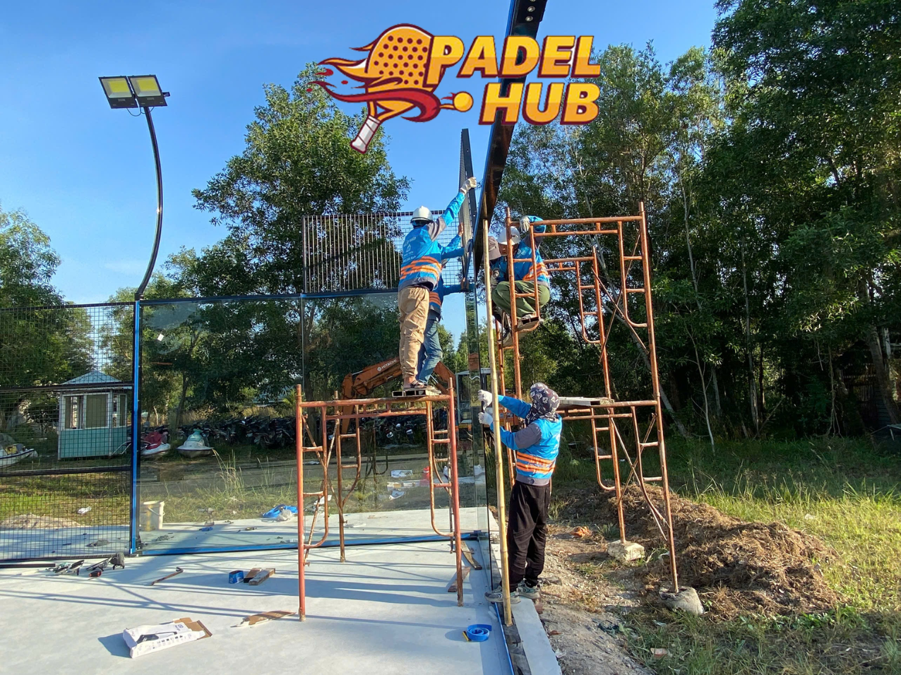 Lắp đặt vách kính cường lực và khung thép sân Padel tại công trình
