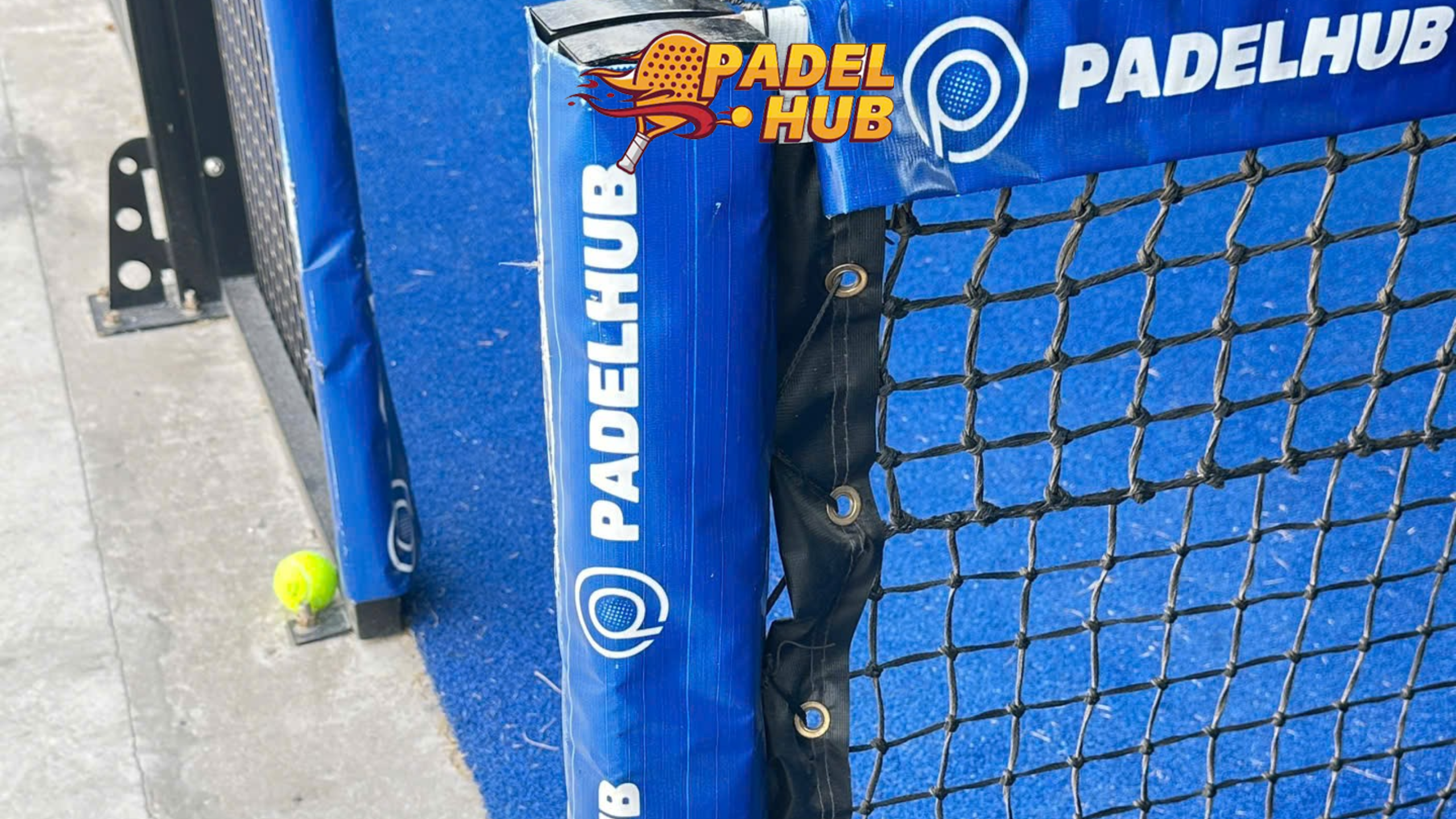 Cột lưới sân Padel bọc đệm bảo vệ an toàn cho người chơi