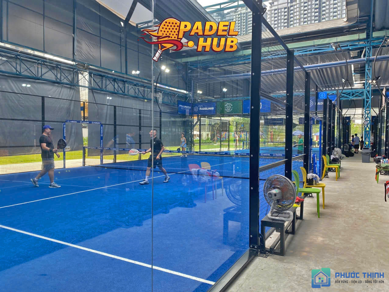 Hoạt động thể thao sôi nổi trên sân Padel tiêu chuẩn quốc tế do Padel Hub thi công.