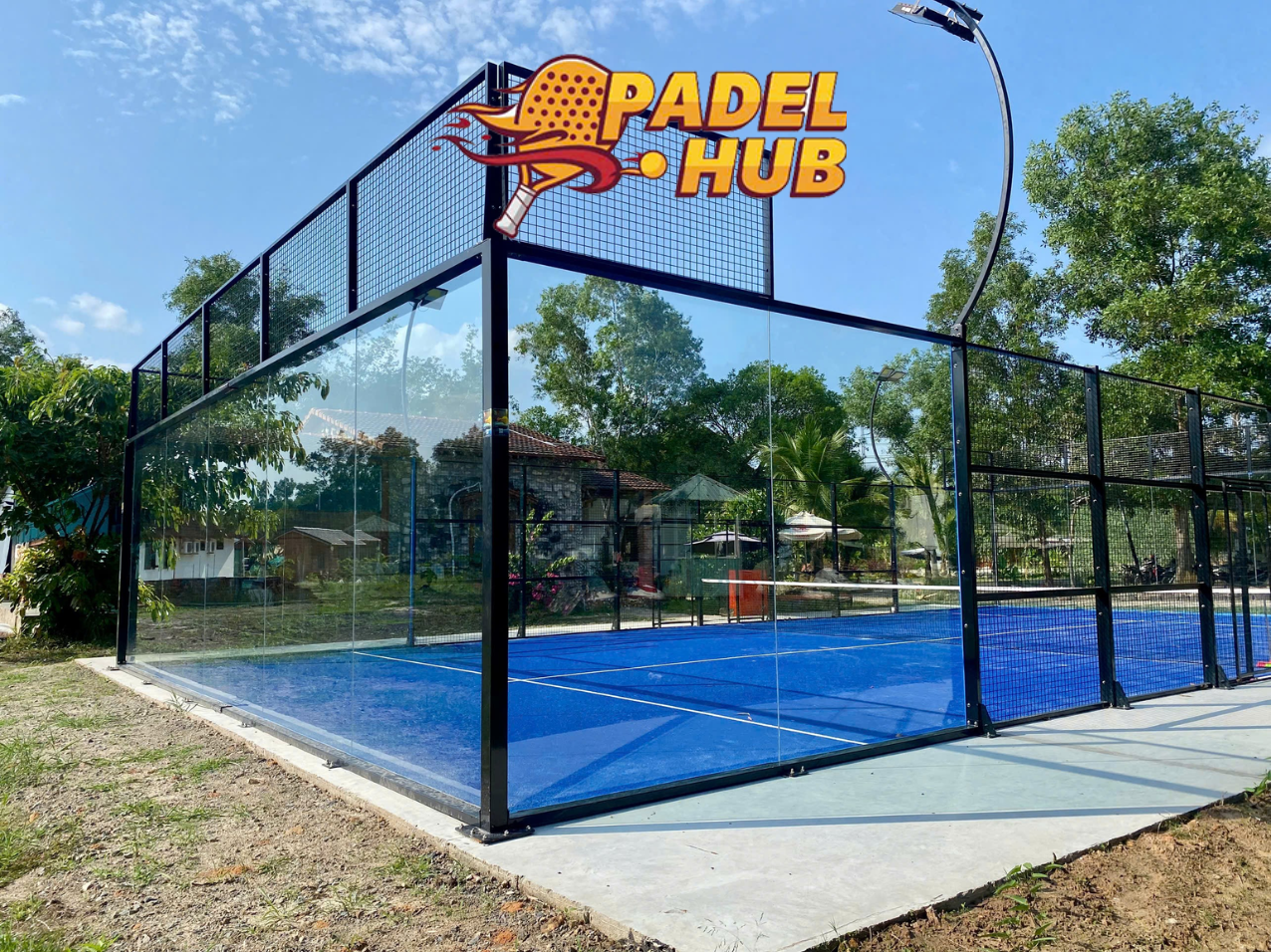 Cận cảnh kết cấu cột góc khung thép sân Padel tiêu chuẩn