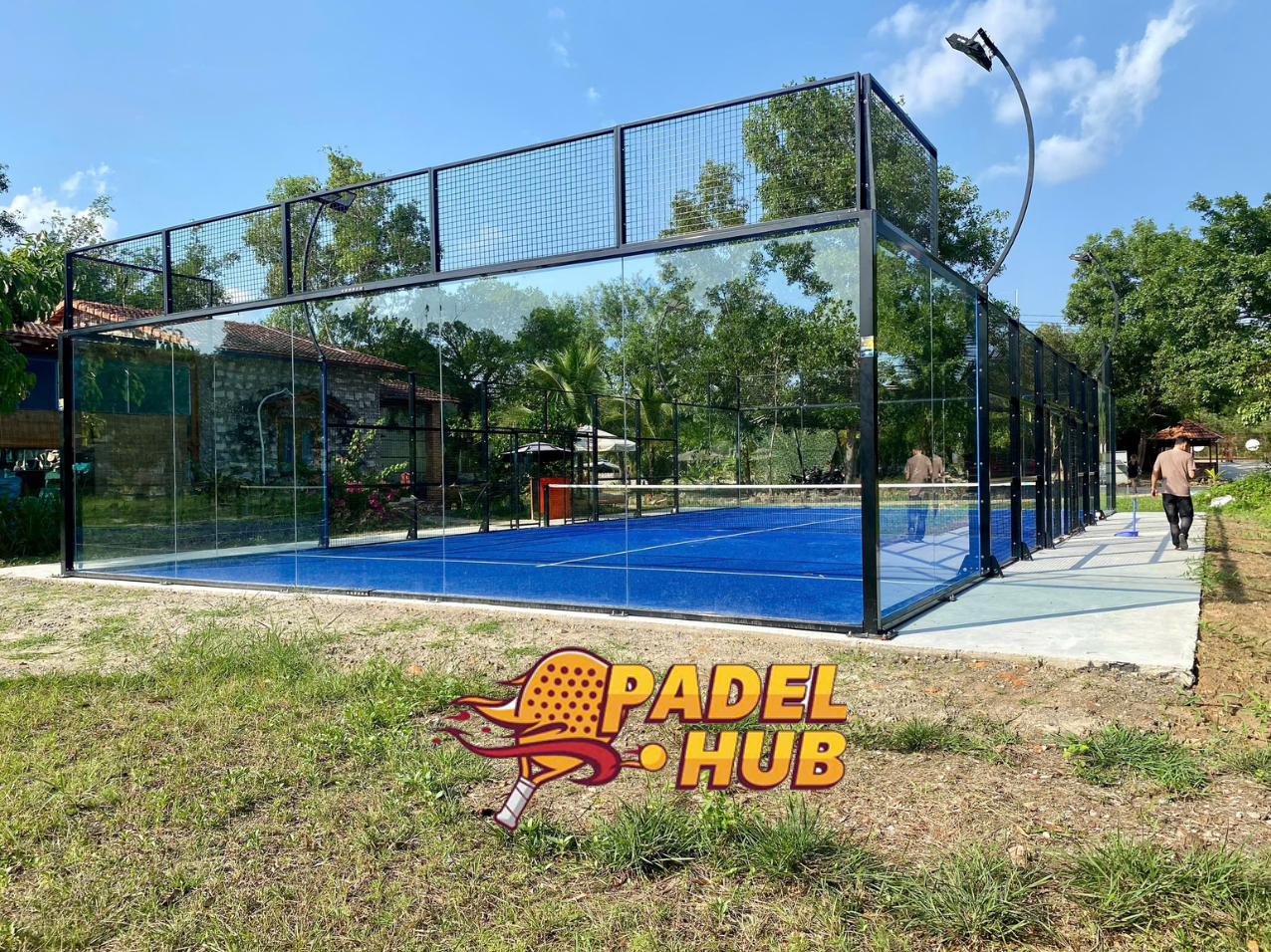 Vật liệu sân Padel tiêu chuẩn FIP với kính cường lực và mặt cỏ nhân tạo cao cấp