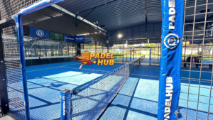 Thi công sân Padel trọn gói với lưới chắn và đệm cột chuyên nghiệp