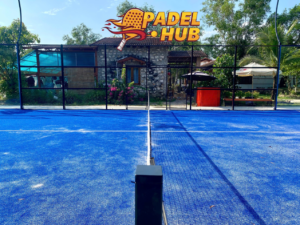 Mặt sân Padel hoàn thiện với thảm cỏ nhân tạo xanh dương
